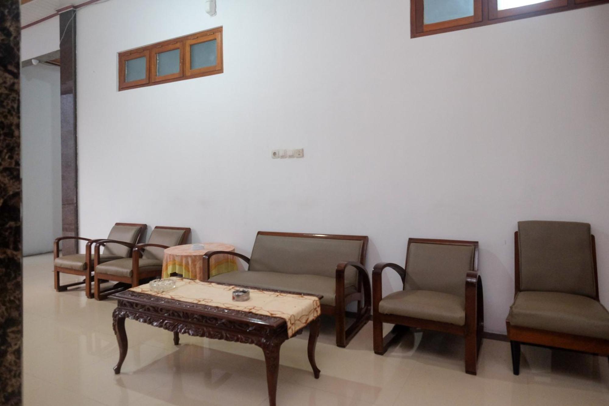 Hotel Reddoorz Syariah Near Alun Alun Temanggung Exterior foto