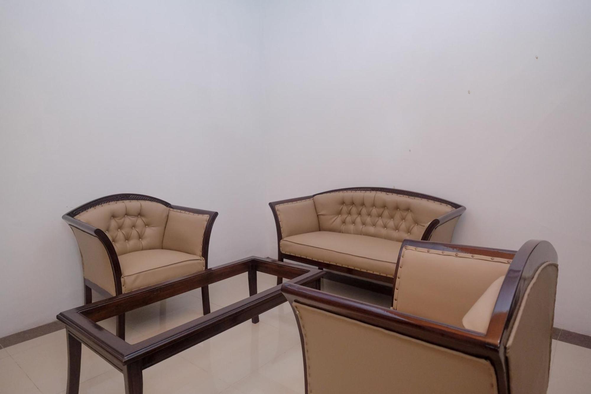 Hotel Reddoorz Syariah Near Alun Alun Temanggung Exterior foto