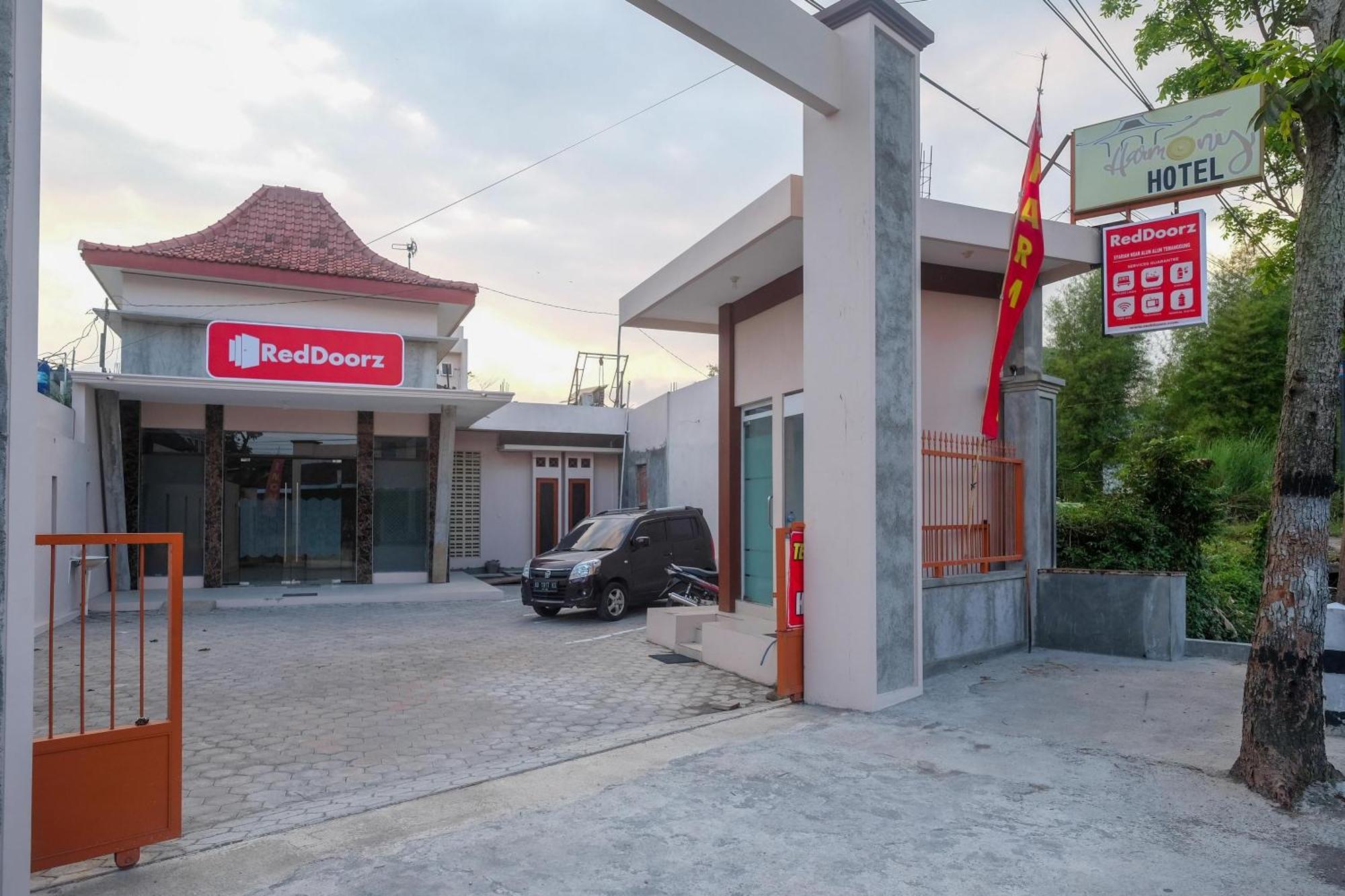 Hotel Reddoorz Syariah Near Alun Alun Temanggung Exterior foto