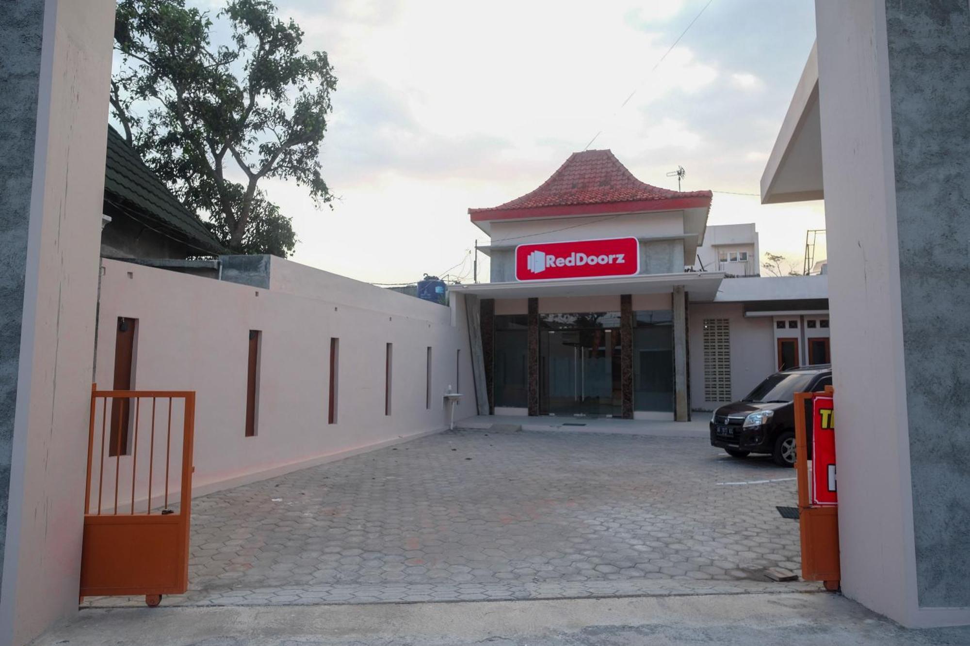 Hotel Reddoorz Syariah Near Alun Alun Temanggung Exterior foto