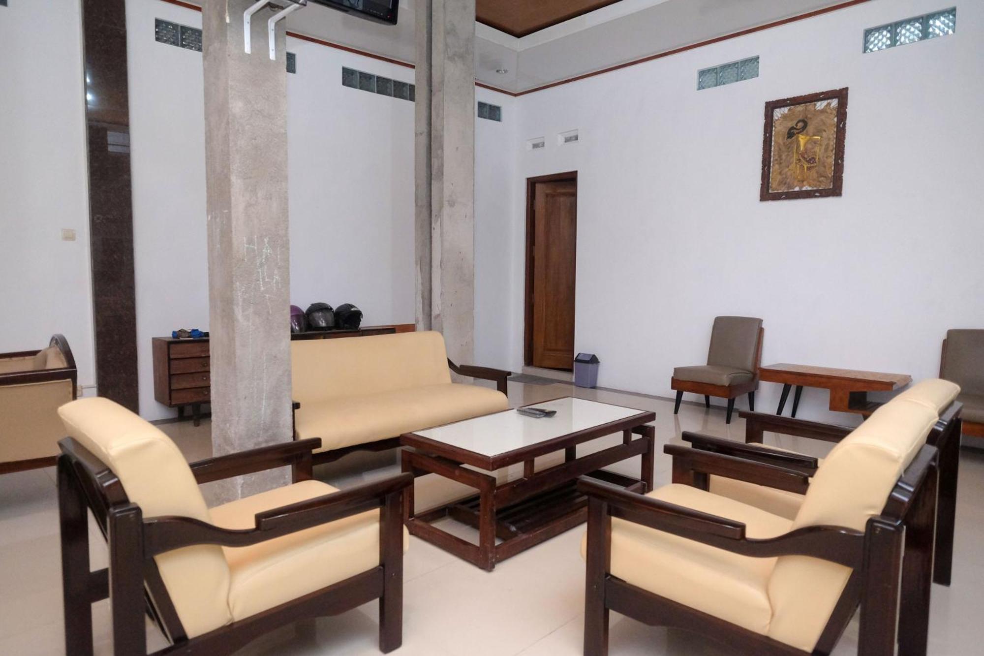 Hotel Reddoorz Syariah Near Alun Alun Temanggung Exterior foto