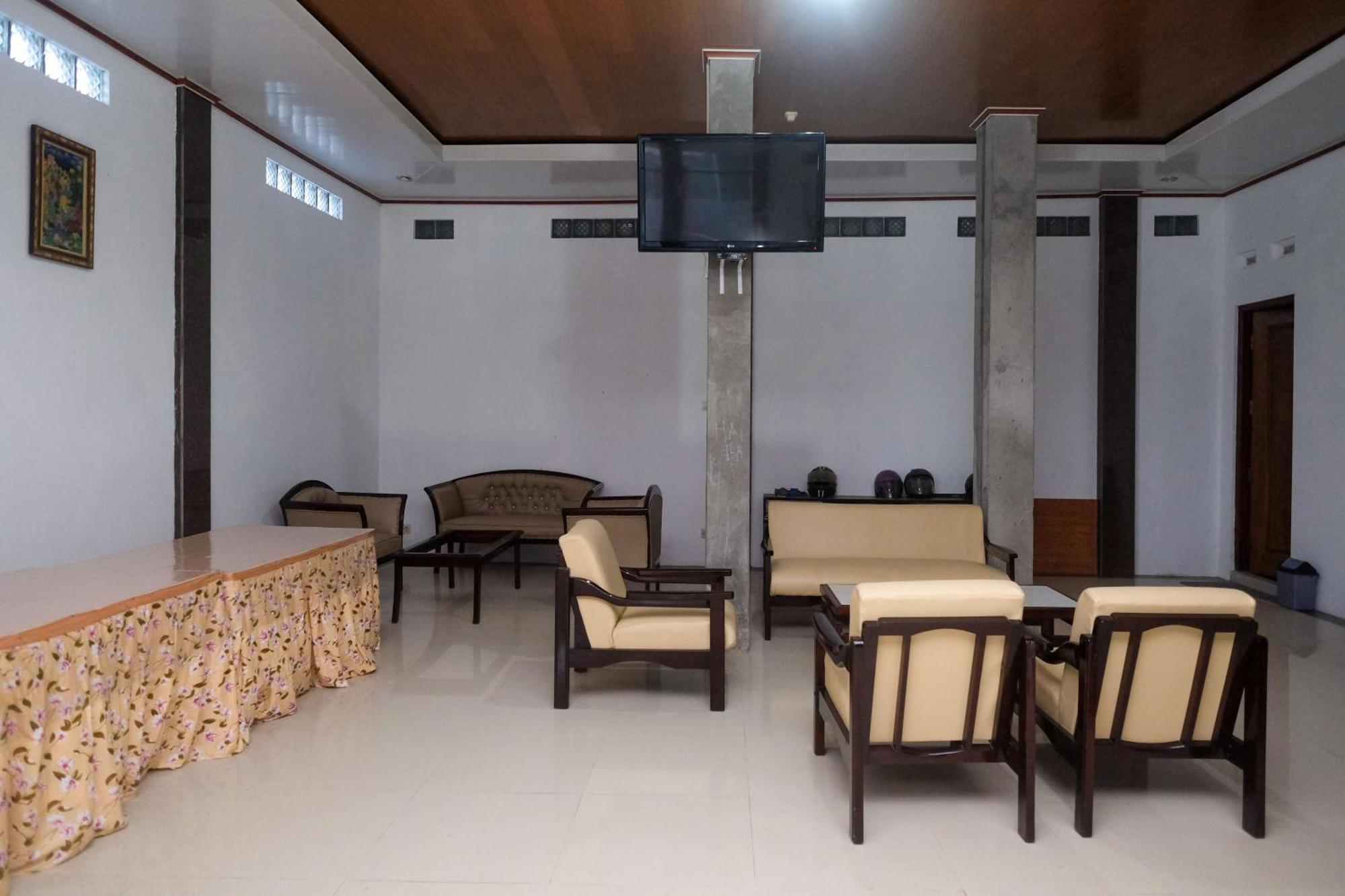 Hotel Reddoorz Syariah Near Alun Alun Temanggung Exterior foto