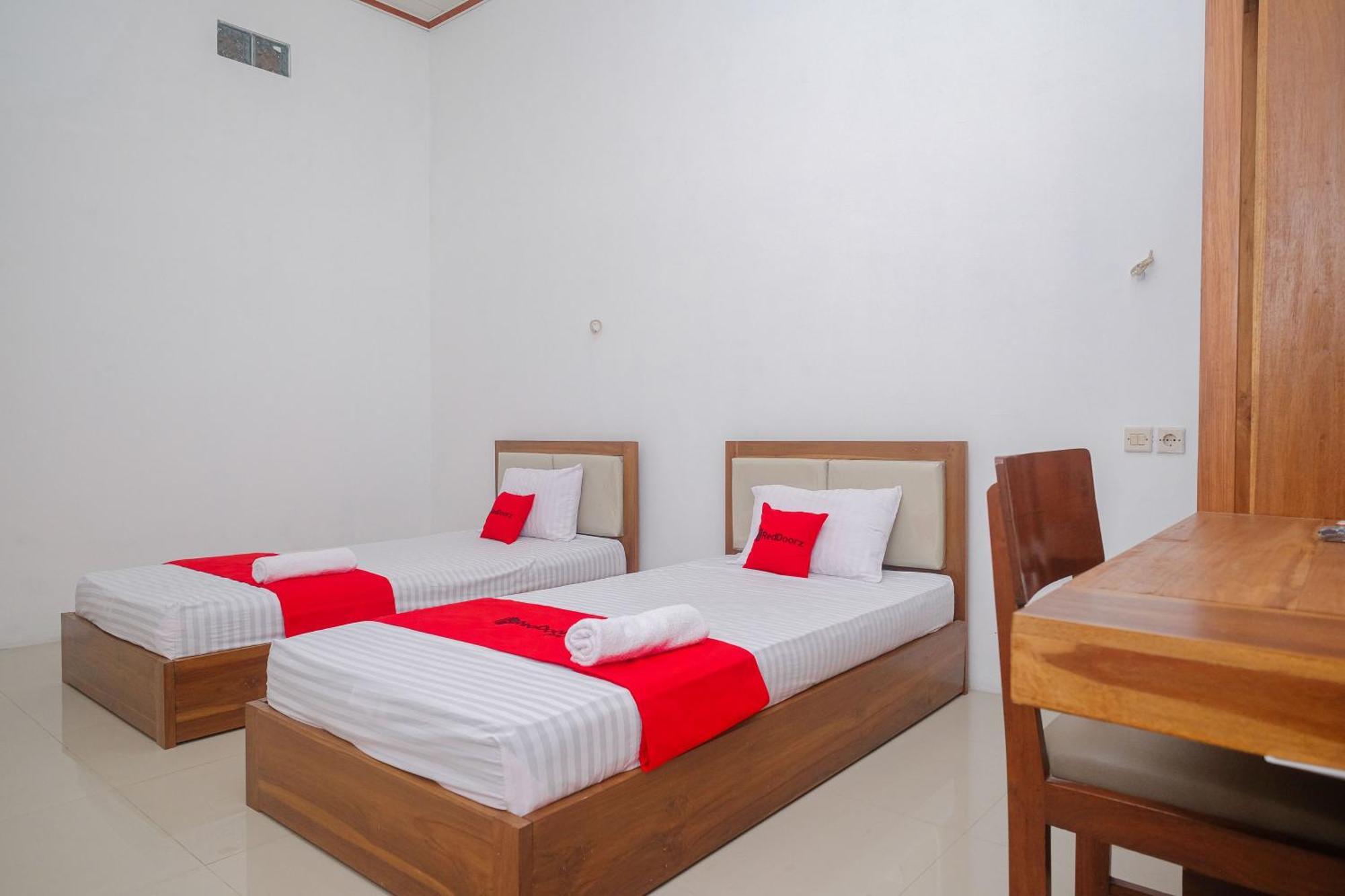 Hotel Reddoorz Syariah Near Alun Alun Temanggung Exterior foto